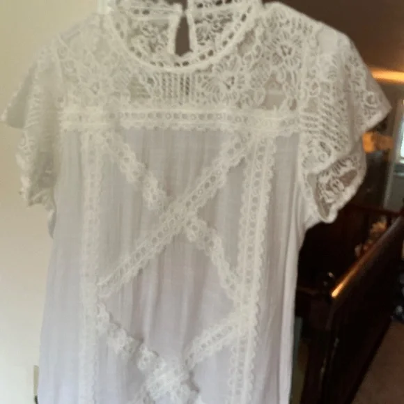 Ladies White short sleeve top. - Picture 5 of 5